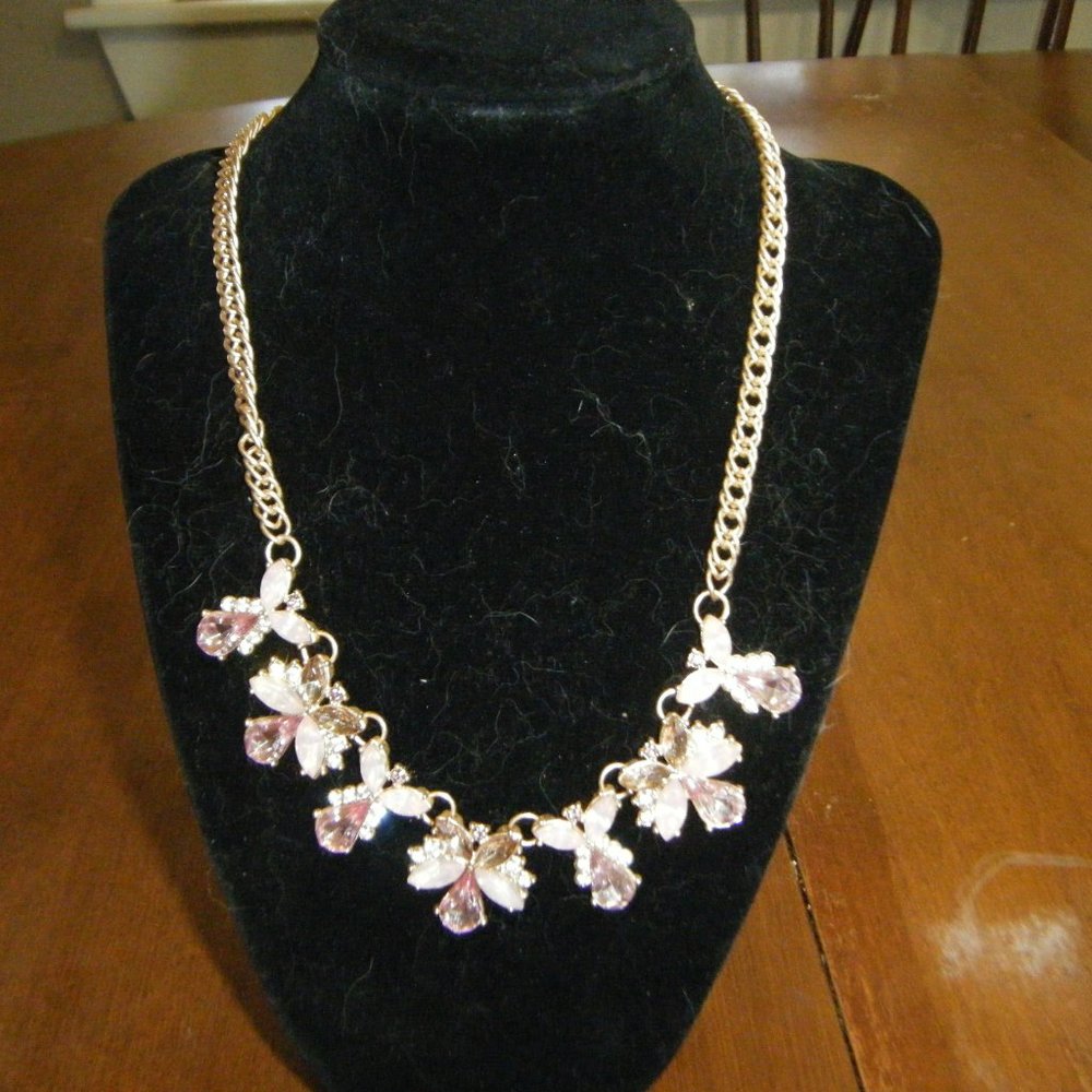 18: Goldtone Peach Floral Necklace